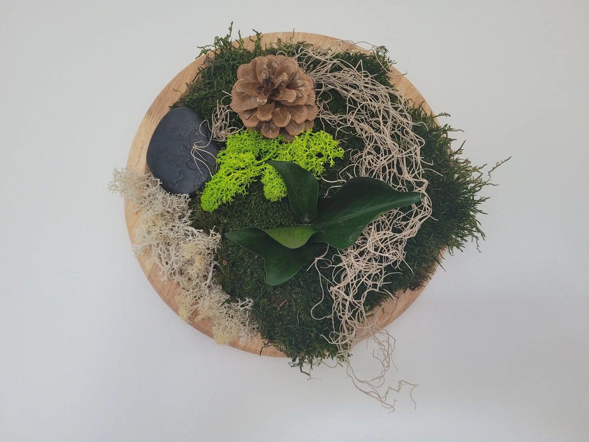 Tableau végétal rond sur plateau de bois